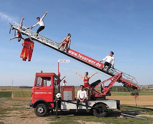 Eine Künstlergruppe auf einem Feuerwehrwagen