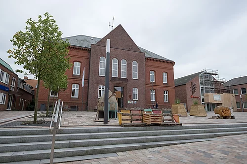 der Rathausvorplatz und das Rathaus von Meldorf