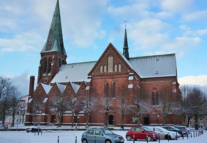 Dom mit blauem Himmel und mit Schnee bedecktem Marktplatz