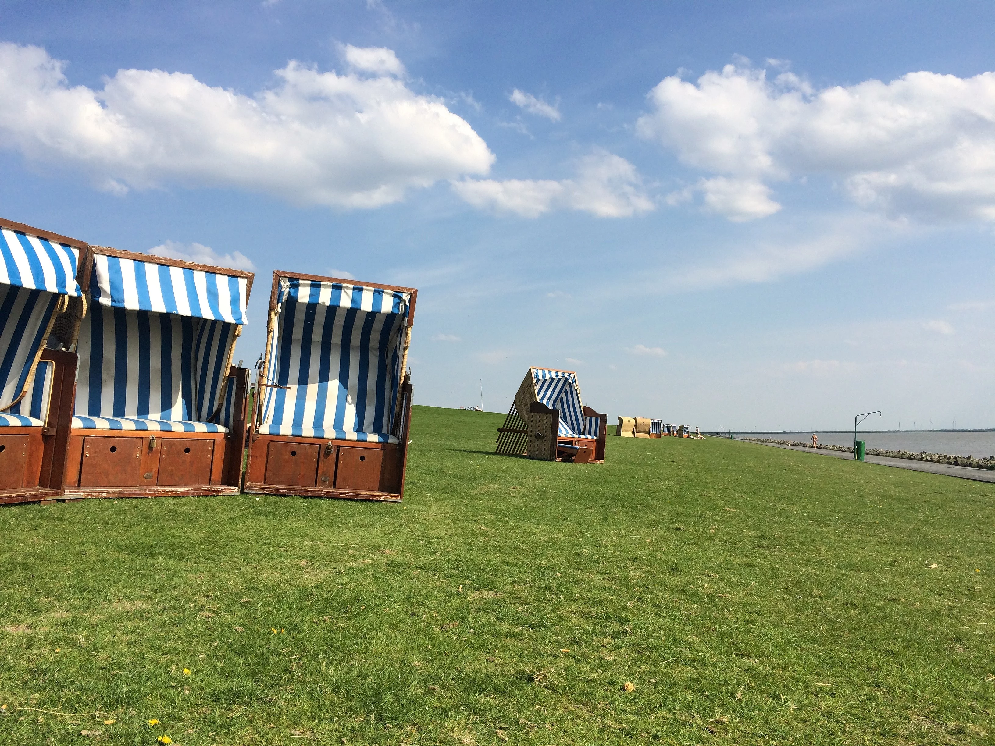 Strandkörbe am Deich