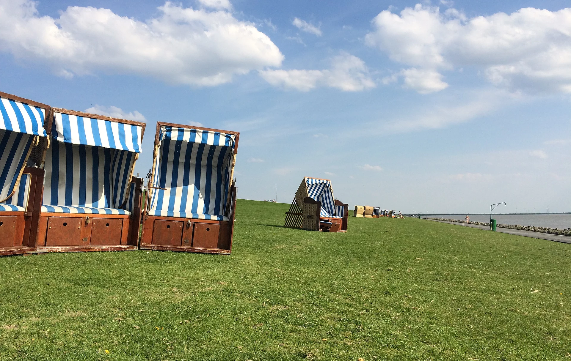 Strandkörbe am Deich