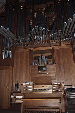 Marcudden-Marcussen-Orgel mit ihren vielen Pfeifen, von denen einige in den Raum hineinragen
