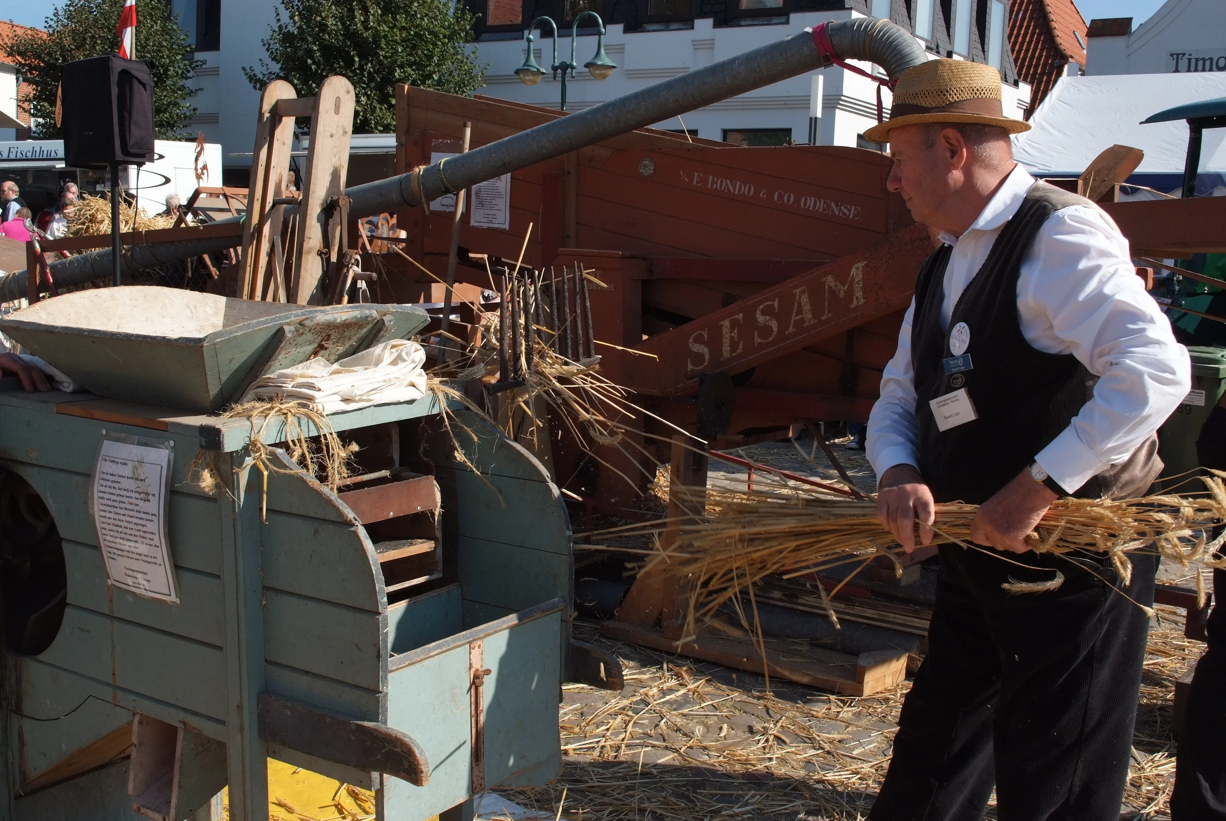 Menschen dreschen Stroh