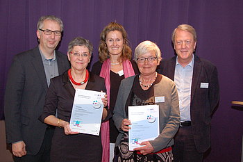 die Bürgermeisterin in 2017, Frau Anke Cornelius-Heide, und andere Personen mit den Zertifikaten zum Gewinn des Nachhaltigkeitspreises 2017
