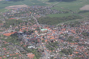 Meldorf von oben mit Blick auf den Dom, fotografiert während eines Rundfluges im Rahmen der Meldorf Woche 2015