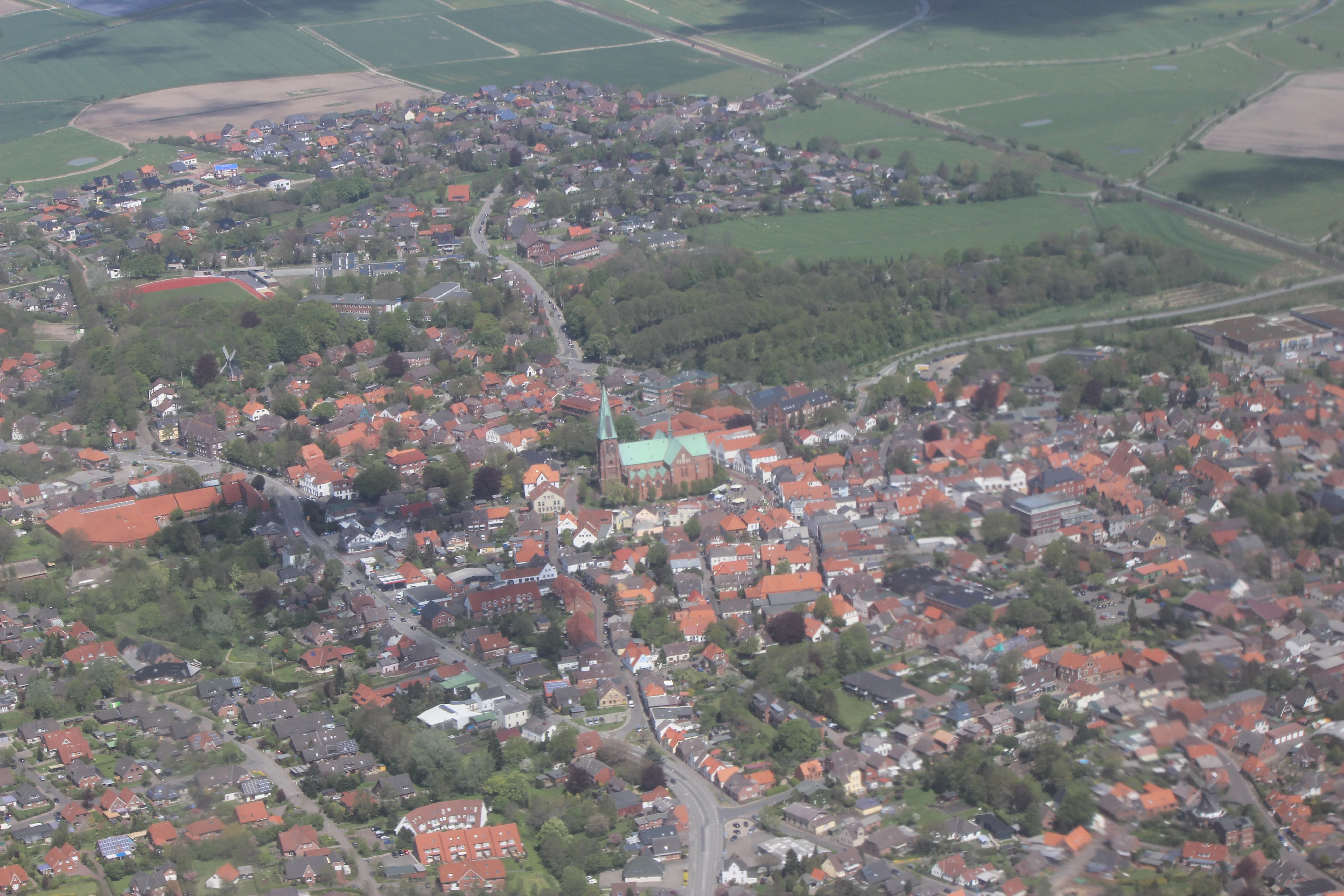 Meldorf von oben mit Blick auf den Dom, fotografiert während eines Rundfluges im Rahmen der Meldorf Woche 2015