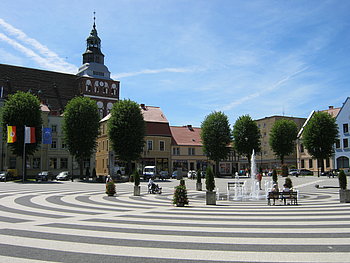 Der sanierte Marktplatz vor der Kirche in Gryfice