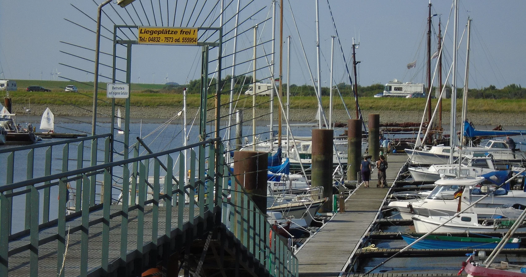 Blick über den Seglerhafen zum Deich
