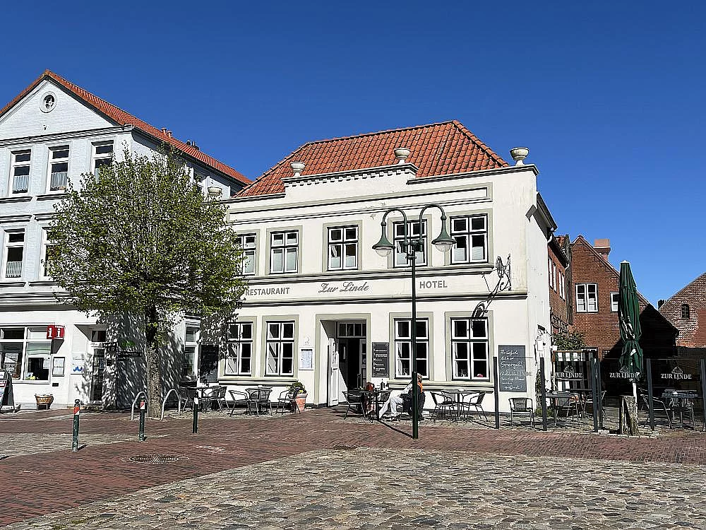 Zur Linde: Das Traditionshaus mit saisonal wechselnder Speisekarte traditioneller deutscher und Dithmarscher Küche.