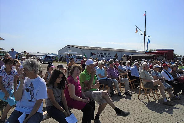 Gottesdienstbesucher beim Hafenfest