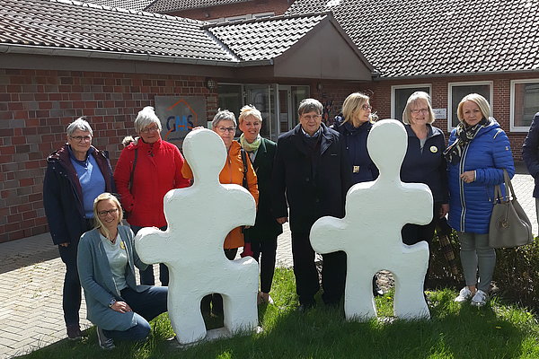 Gruppenbild mit den Besuchern aus Gryfice vor der Gemeinschaftsschule Meldorf