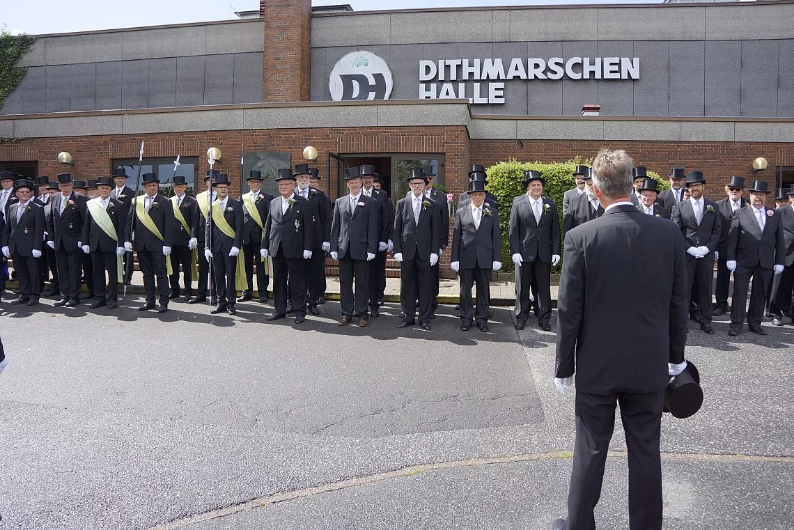 Die Mitglieder der Bürgergilde sind vor dem 1. Ältermann angetreten