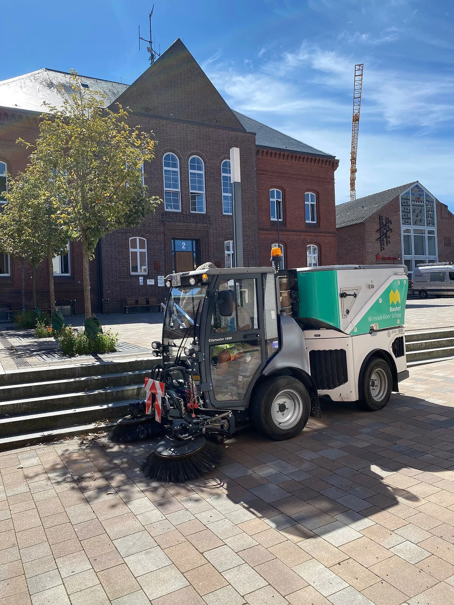 Die Kehrmaschine des Bauhofs kehrt vor dem Rathaus in Meldorf