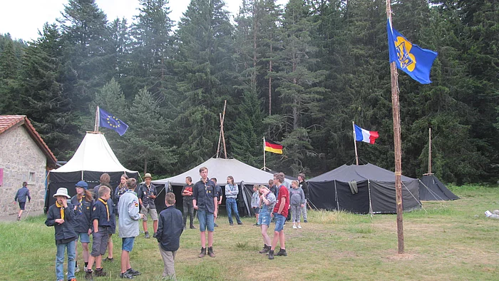 eine Gruppe Pfadfinder vor Zelten