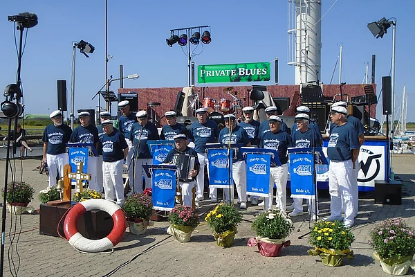 Auftritt des Shanty-Chors beim Hafenfest