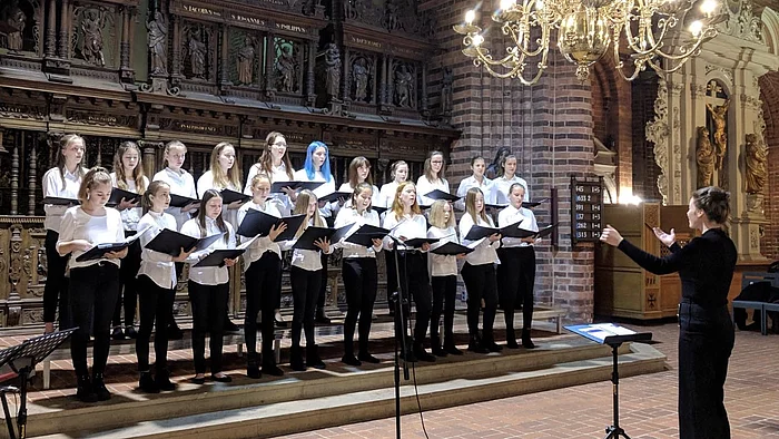 Chor mit Dirigentin im Dom 