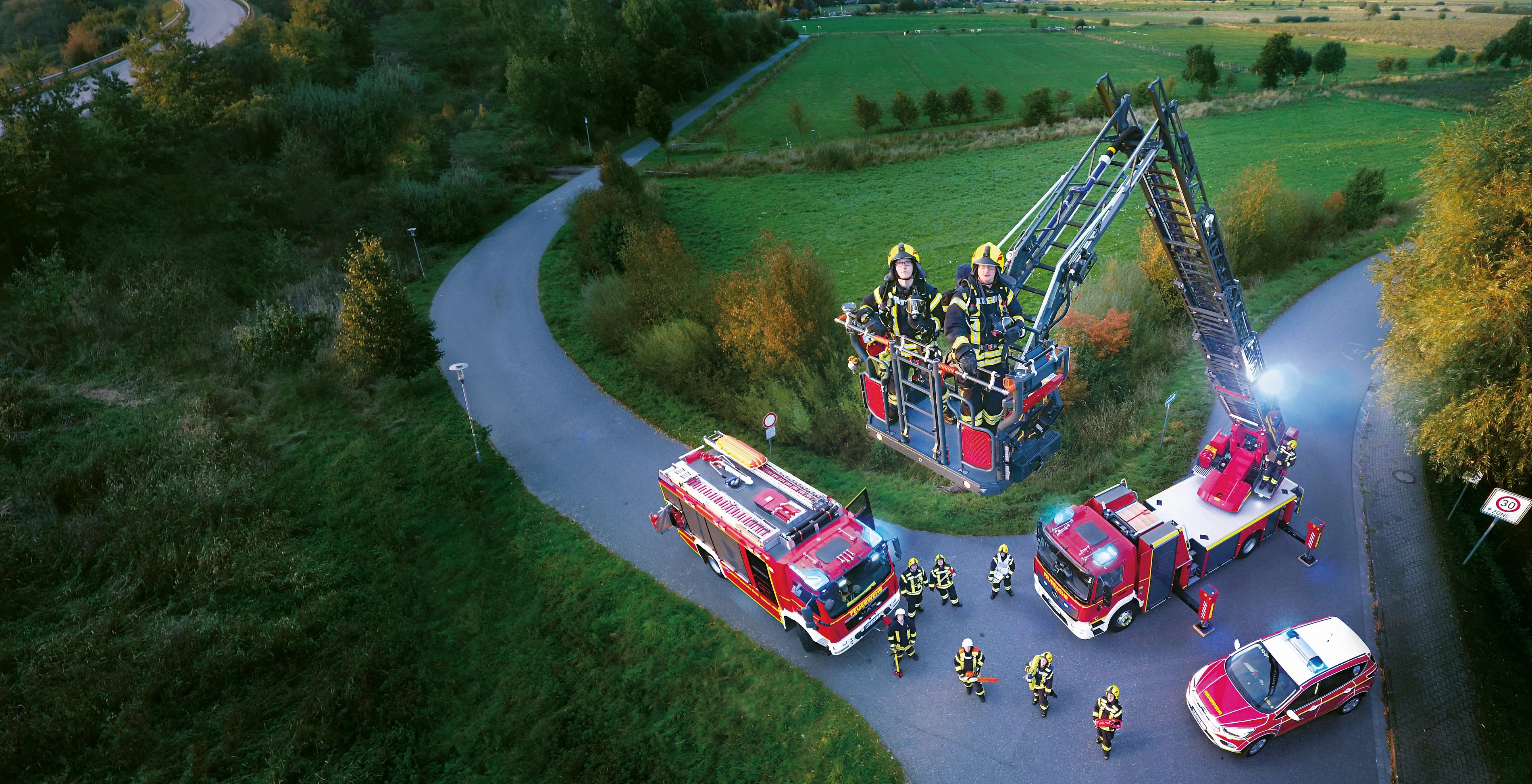 Mitglieder der freiwilligen Feuerwehr Meldorf auf der Drehleiter und mit weiteren Fahrzeugen