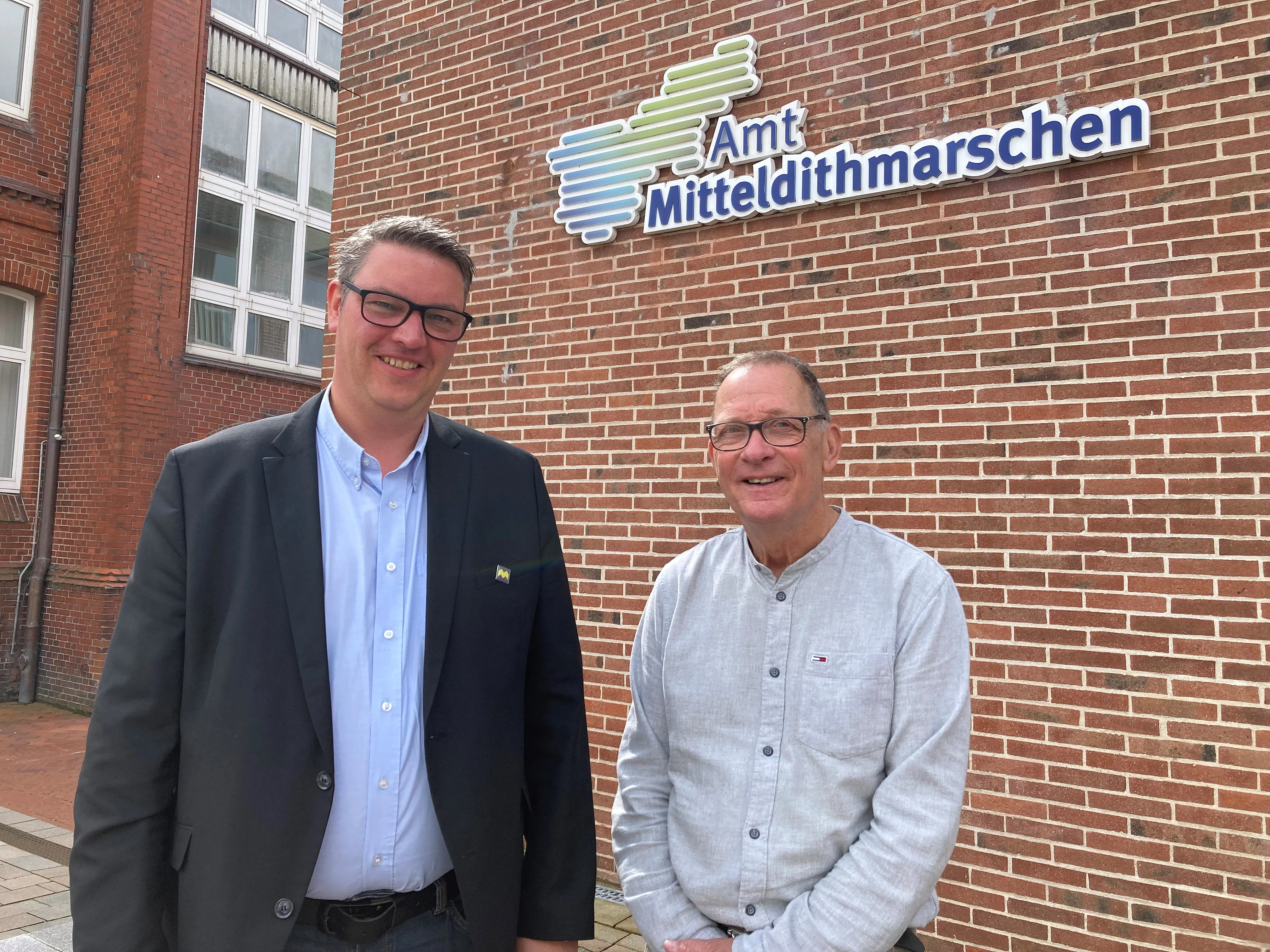 Vor der Amtsverwaltung stehen die Schiedsmänner Marc Döring (links) und Bernd Perthun (rechts)